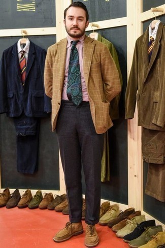 Krawatte kombinieren – 500+ Herbst Herren Outfits: Tragen Sie ein beige Wollsakko mit Schottenmuster und eine Krawatte für einen stilvollen, eleganten Look. Fühlen Sie sich ideenreich? Entscheiden Sie sich für beige Chukka-Stiefel aus Wildleder. Ein insgesamt sehr schönes Übergangs-Outfit.
