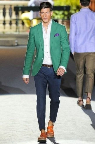 Dunkellila Einstecktuch kombinieren – 222 Herren Outfits: Ein grünes Sakko und ein dunkellila Einstecktuch sind eine kluge Outfit-Formel für Ihre Sammlung. Wählen Sie die legere Option mit orange Ledersandalen.