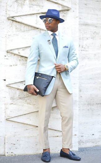 Dunkelblaue Leder Slipper kombinieren – 343 Herren Outfits: Geben Sie den bestmöglichen Look ab in einem hellblauen Sakko und einer hellbeige Anzughose. Dunkelblaue Leder Slipper sind eine großartige Wahl, um dieses Outfit zu vervollständigen.