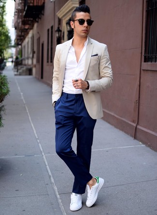 Weiße Leinenschuhe kombinieren – 4 Elegante Herren Outfits warm Wetter: Kombinieren Sie ein hellbeige Sakko mit einer dunkelblauen Anzughose für eine klassischen und verfeinerte Silhouette. Fühlen Sie sich mutig? Ergänzen Sie Ihr Outfit mit weißen Leinenschuhen.
