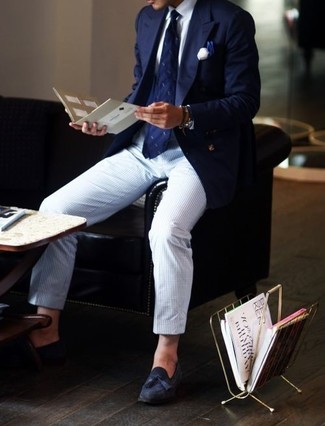 Dunkelblaue und weiße bedruckte Krawatte kombinieren – 482 Herren Outfits: Kombinieren Sie ein dunkelblaues Sakko mit einer dunkelblauen und weißen bedruckten Krawatte, um vor Klasse und Perfektion zu strotzen. Komplettieren Sie Ihr Outfit mit dunkelblauen Wildleder Slippern mit Quasten.