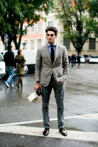 Wie graues Sakko mit grauer Anzughose zu kombinieren – 316 Herren Outfits warm Wetter: Geben Sie den bestmöglichen Look ab in einem grauen Sakko und einer grauen Anzughose. Dieses Outfit passt hervorragend zusammen mit dunkelbraunen Leder Oxford Schuhen.
