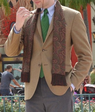 Dunkeltürkisen Schal kombinieren – 175 Herren Outfits: Entscheiden Sie sich für Komfort in einem beige Wollsakko und einem dunkeltürkisen Schal.