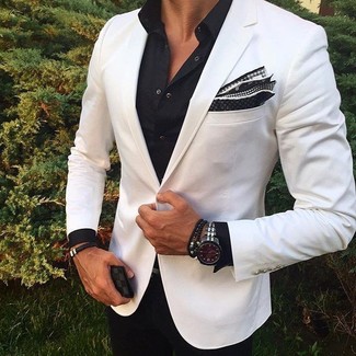 Schwarzes und weißes gepunktetes Einstecktuch kombinieren – 85 Herren Outfits: Kombinieren Sie ein weißes Sakko mit einem schwarzen und weißen gepunkteten Einstecktuch für einen entspannten Wochenend-Look.