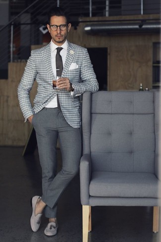 hellblaues Sakko mit Vichy-Muster, weißes Businesshemd, graue Anzughose, graue Wildleder Slipper mit Quasten für Herren