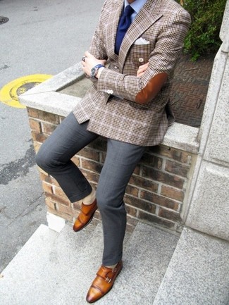Hellbeige Doppelmonks kombinieren – 77 Herren Outfits: Entscheiden Sie sich für ein braunes Sakko mit Schottenmuster und eine graue Anzughose für einen stilvollen, eleganten Look. Hellbeige Doppelmonks sind eine gute Wahl, um dieses Outfit zu vervollständigen.