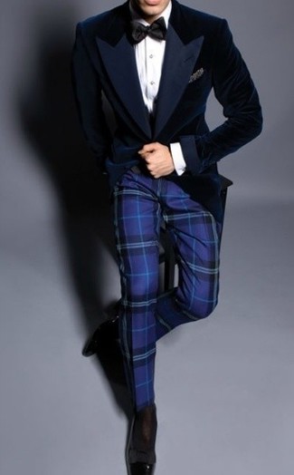 Dunkelblaues Samtsakko kombinieren – 29 Herren Outfits: Kombinieren Sie ein dunkelblaues Samtsakko mit einer blauen Anzughose mit Schottenmuster für einen stilvollen, eleganten Look. Dieses Outfit passt hervorragend zusammen mit schwarzen Leder Slippern.