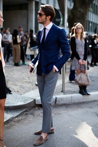 30 Jährige: Graue Anzughose kombinieren – 500+ Sommer Herren Outfits: Entscheiden Sie sich für ein dunkelblaues Sakko und eine graue Anzughose für einen stilvollen, eleganten Look. Dieses Outfit passt hervorragend zusammen mit braunen Wildleder Slippern. Dieses Outfit eignet sich super für den Sommer.