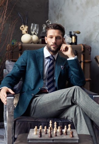 30 Jährige: Blaues Einstecktuch mit Schottenmuster kombinieren – 16 Herren Outfits: Für ein bequemes Couch-Outfit, kombinieren Sie ein dunkeltürkises Sakko mit einem blauen Einstecktuch mit Schottenmuster.