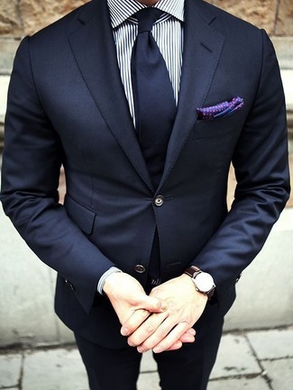 Wie dunkelblaues Sakko mit dunkelblauer Anzughose zu kombinieren – 249 Elegante Herren Outfits: Erwägen Sie das Tragen von einem dunkelblauen Sakko und einer dunkelblauen Anzughose, um vor Klasse und Perfektion zu strotzen.