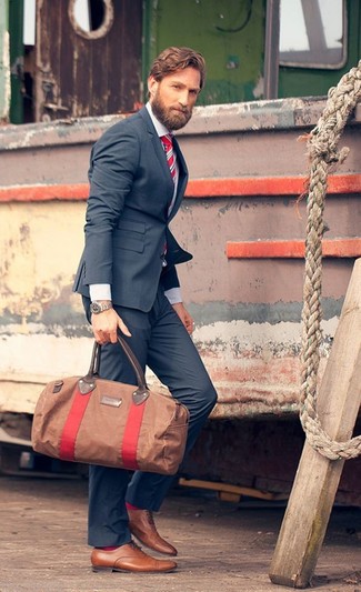 30 Jährige: Braune Reisetasche kombinieren – 233 Herren Outfits: Für ein bequemes Couch-Outfit, kombinieren Sie ein dunkelblaues Sakko mit einer braunen Reisetasche. Fügen Sie beige Leder Oxford Schuhe für ein unmittelbares Style-Upgrade zu Ihrem Look hinzu.