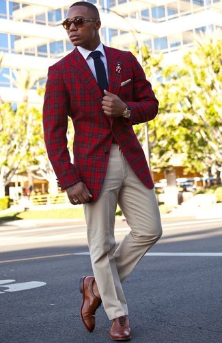 Welche Brogues mit beige Anzughose zu tragen – 49 Herren Outfits: Kombinieren Sie ein rotes Sakko mit Schottenmuster mit einer beige Anzughose für eine klassischen und verfeinerte Silhouette. Komplettieren Sie Ihr Outfit mit Brogues.