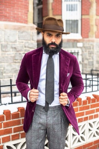 Dunkellila Samtsakko kombinieren – 4 Herren Outfits: Kombinieren Sie ein dunkellila Samtsakko mit einer grauen Wollanzughose mit Schottenmuster für einen stilvollen, eleganten Look.