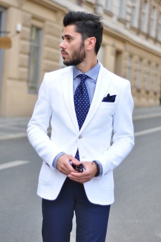 Dunkelblaue gepunktete Krawatte kombinieren – 466 Herren Outfits: Kombinieren Sie ein weißes Sakko mit einer dunkelblauen gepunkteten Krawatte, um vor Klasse und Perfektion zu strotzen.