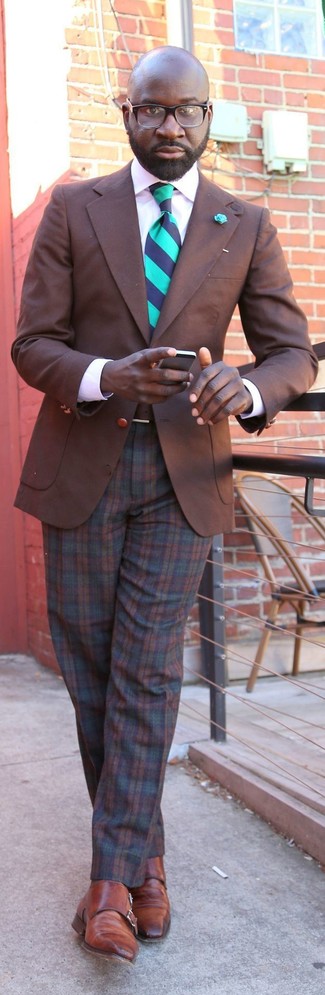 Vertikal gestreifte Krawatte kombinieren – 309 Herren Outfits: Kombinieren Sie ein dunkelbraunes Sakko mit einer vertikal gestreiften Krawatte für einen stilvollen, eleganten Look. Braune Doppelmonks aus Leder fügen sich nahtlos in einer Vielzahl von Outfits ein.