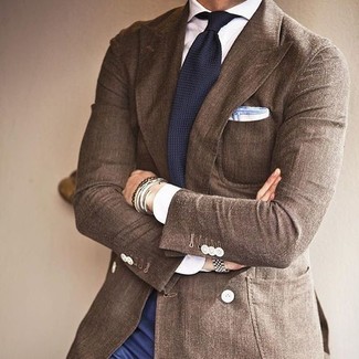 Dunkelblaue und weiße Strick Krawatte kombinieren – 150 Elegante Herren Outfits warm Wetter: Kombinieren Sie ein braunes Sakko mit einer dunkelblauen und weißen Strick Krawatte für einen stilvollen, eleganten Look.