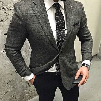 Graues Wollsakko kombinieren – 3 Elegante Sommer Herren Outfits: Kombinieren Sie ein graues Wollsakko mit einer schwarzen Anzughose für eine klassischen und verfeinerte Silhouette. Ein trendiger Look für den Sommer.