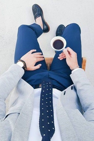 graues Sakko, weißes Businesshemd, blaue Anzughose, dunkelblaue Leder Slipper für Herren