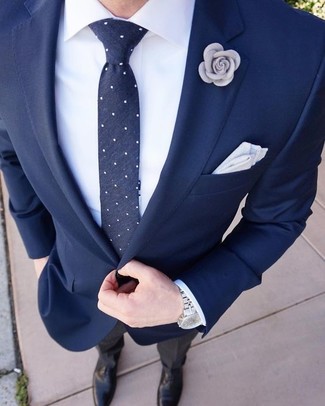 Welche Anzughosen mit schwarzer und silberner Oxford Schuhe zu tragen – 144 Elegante Herren Outfits warm Wetter: Kombinieren Sie ein dunkelblaues Sakko mit einer Anzughose für eine klassischen und verfeinerte Silhouette. Schwarze und silberne Oxford Schuhe sind eine ideale Wahl, um dieses Outfit zu vervollständigen.