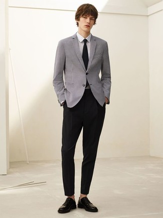 Wie graues Sakko mit schwarzer Anzughose zu kombinieren – 150 Herren Outfits: Geben Sie den bestmöglichen Look ab in einem grauen Sakko und einer schwarzen Anzughose. Schwarze Leder Derby Schuhe sind eine gute Wahl, um dieses Outfit zu vervollständigen.