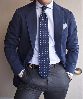 30 Jährige: Graue Anzughose kombinieren – 500+ Sommer Herren Outfits: Vereinigen Sie ein dunkelblaues Baumwollsakko mit einer grauen Anzughose, um vor Klasse und Perfektion zu strotzen. Dieses Outfit ist wunderbar für den Sommer geeignet.