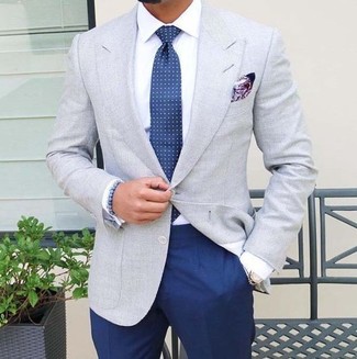 graues Sakko, weißes Businesshemd, dunkelblaue Anzughose, dunkelblaue gepunktete Krawatte für Herren