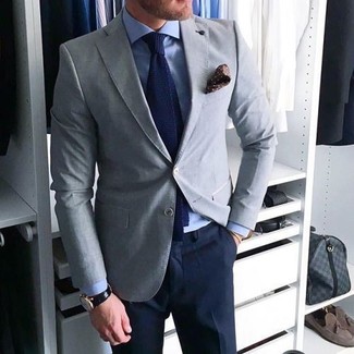 Wie graues Sakko mit dunkelblauer Anzughose zu kombinieren – 176 Herren Outfits: Entscheiden Sie sich für ein graues Sakko und eine dunkelblaue Anzughose für eine klassischen und verfeinerte Silhouette.