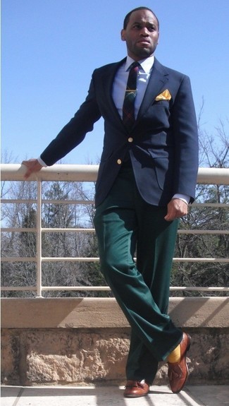 Wie dunkelblaues Sakko mit olivgrüner Anzughose zu kombinieren – 46 Herren Outfits: Kombinieren Sie ein dunkelblaues Sakko mit einer olivgrünen Anzughose für einen stilvollen, eleganten Look. Braune Leder Slipper mit Quasten sind eine gute Wahl, um dieses Outfit zu vervollständigen.
