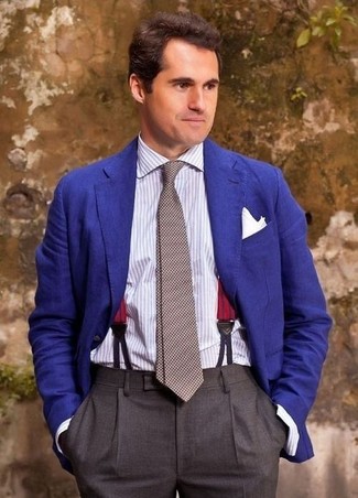 blaues Sakko, weißes und blaues vertikal gestreiftes Businesshemd, dunkelgraue Anzughose, weiße und braune gepunktete Krawatte für Herren