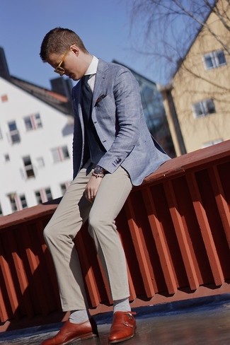 Dunkelbraunes Einstecktuch kombinieren – 500+ Herren Outfits: Halten Sie Ihr Outfit locker mit einem blauen Sakko mit Schottenmuster und einem dunkelbraunen Einstecktuch. Fühlen Sie sich mutig? Vervollständigen Sie Ihr Outfit mit braunen Doppelmonks aus Leder.