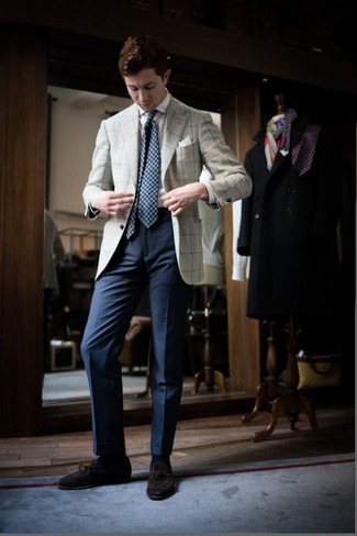 Hellbeige Sakko mit Schottenmuster kombinieren – 171 Herren Outfits: Entscheiden Sie sich für einen klassischen Stil in einem hellbeige Sakko mit Schottenmuster und einer dunkelblauen Anzughose. Vervollständigen Sie Ihr Look mit dunkelbraunen Wildleder Slippern mit Quasten.