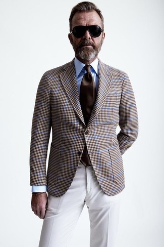 50 Jährige: Braune Krawatte kombinieren – 56 Sommer Herren Outfits: Vereinigen Sie ein braunes Sakko mit Hahnentritt-Muster mit einer braunen Krawatte, um vor Klasse und Perfektion zu strotzen. Der Look ist einfach mega für den Sommer.