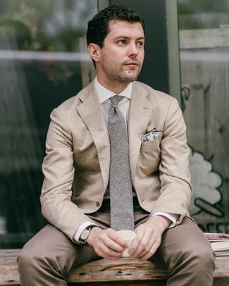 Welche Businesshemden mit dunkelbrauner Anzughose zu tragen – 500+ Elegante Herren Outfits: Erwägen Sie das Tragen von einem Businesshemd und einer dunkelbraunen Anzughose für einen stilvollen, eleganten Look.