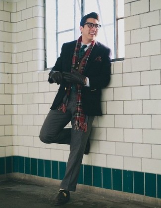 30 Jährige: Schal mit Schottenmuster kombinieren – 47 Elegante Herren Outfits: Paaren Sie ein schwarzes Sakko mit einem Schal mit Schottenmuster für einen entspannten Wochenend-Look. Fühlen Sie sich ideenreich? Entscheiden Sie sich für schwarzen Doppelmonks aus Wildleder.