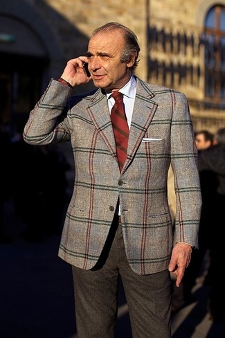 60 Jährige: Dunkelgraue Anzughose kombinieren – 139 Herren Outfits: Erwägen Sie das Tragen von einem grauen Sakko mit Schottenmuster und einer dunkelgrauen Anzughose für einen stilvollen, eleganten Look.