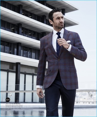 Blaue Krawatte mit Schottenmuster kombinieren – 40 Sommer Herren Outfits: Entscheiden Sie sich für einen klassischen Stil in einem dunkellila Sakko mit Schottenmuster und einer blauen Krawatte mit Schottenmuster. Was für eine schöne Sommer-Look Idee!