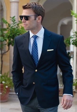 30 Jährige: Graue Anzughose kombinieren – 500+ Sommer Herren Outfits: Kombinieren Sie ein dunkelblaues Sakko mit einer grauen Anzughose für eine klassischen und verfeinerte Silhouette. Dieses Outfit ist ideal für den Sommer geeignet.
