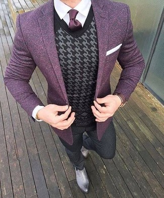Violettes Wollsakko kombinieren – 13 Herren Outfits: Kombinieren Sie ein violettes Wollsakko mit einer dunkelgrauen Wollanzughose, um vor Klasse und Perfektion zu strotzen. Suchen Sie nach leichtem Schuhwerk? Vervollständigen Sie Ihr Outfit mit grauen Chelsea Boots aus Leder für den Tag.