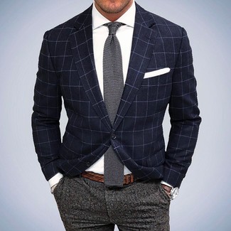 Graue Krawatte kombinieren – 500+ Herren Outfits: Kombinieren Sie ein dunkelblaues Sakko mit Karomuster mit einer grauen Krawatte für einen stilvollen, eleganten Look.