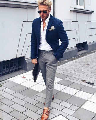 Beige Einstecktuch kombinieren – 529+ Herren Outfits: Ein dunkelblaues Sakko und ein beige Einstecktuch sind eine ideale Outfit-Formel für Ihre Sammlung. Fühlen Sie sich ideenreich? Ergänzen Sie Ihr Outfit mit rotbraunen Doppelmonks aus Leder.