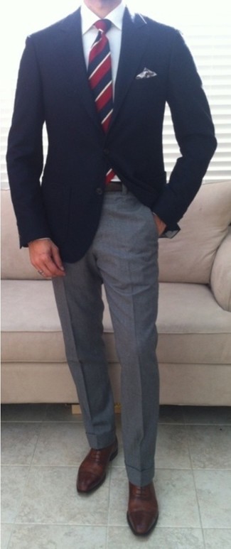 Dunkelrote horizontal gestreifte Krawatte kombinieren – 276 Herren Outfits: Kombinieren Sie ein dunkelblaues Sakko mit einer dunkelroten horizontal gestreiften Krawatte, um vor Klasse und Perfektion zu strotzen. Ergänzen Sie Ihr Look mit braunen Leder Oxford Schuhen.
