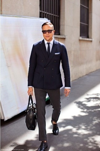 Wie schwarze Leder Oxford Schuhe mit dunkelblauen Sakkos zu kombinieren – 50 Herren Outfits: Machen Sie sich mit einem dunkelblauen Sakko und einer dunkelgrauen Anzughose einen verfeinerten, eleganten Stil zu Nutze. Schwarze Leder Oxford Schuhe sind eine ideale Wahl, um dieses Outfit zu vervollständigen.