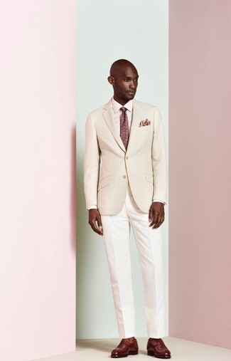 Rosa bedrucktes Einstecktuch kombinieren – 40 Herren Outfits: Tragen Sie ein hellbeige Sakko und ein rosa bedrucktes Einstecktuch für einen entspannten Wochenend-Look. Fühlen Sie sich ideenreich? Vervollständigen Sie Ihr Outfit mit dunkelroten Leder Slippern.
