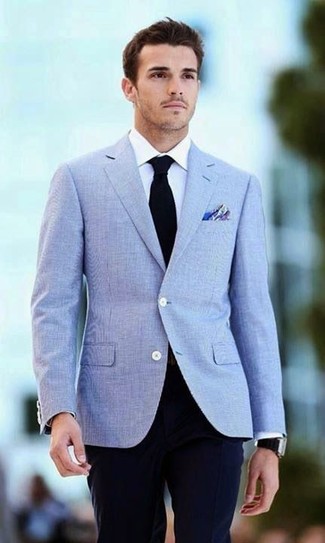 Wie weißes Businesshemd mit hellblauen Sakkos zu kombinieren – 137 Herren Outfits: Kombinieren Sie ein hellblaues Sakko mit einem weißen Businesshemd, um vor Klasse und Perfektion zu strotzen.