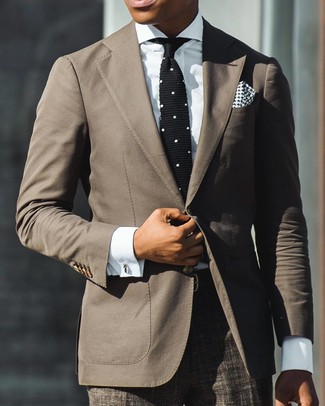 30 Jährige: Schwarze und weiße Strick Krawatte kombinieren – 74 Elegante Herren Outfits: Paaren Sie ein braunes Sakko mit einer schwarzen und weißen Strick Krawatte für einen stilvollen, eleganten Look.