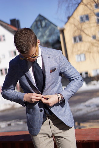 Hellblaues Sakko mit Schottenmuster kombinieren – 57 Herren Outfits: Tragen Sie ein hellblaues Sakko mit Schottenmuster und eine hellbeige Anzughose für einen stilvollen, eleganten Look.