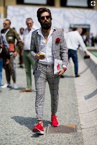 Graue Anzughose kombinieren – 257 Smart-Casual Sommer Herren Outfits: Tragen Sie ein graues Sakko mit Schottenmuster und eine graue Anzughose, um vor Klasse und Perfektion zu strotzen. Fühlen Sie sich mutig? Komplettieren Sie Ihr Outfit mit roten Sportschuhen. Dieses Outfit  ist für den Sommer einfach genial.