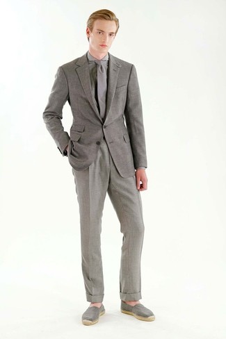Espadrilles kombinieren – 556+ Herren Outfits: Kombinieren Sie ein graues Sakko mit einer grauen Anzughose für einen stilvollen, eleganten Look. Espadrilles leihen Originalität zu einem klassischen Look.