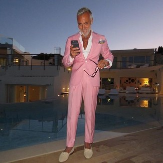 Hellbeige Slipper kombinieren – 165 Elegante Herren Outfits: Paaren Sie ein rosa Sakko mit einer rosa Anzughose für eine klassischen und verfeinerte Silhouette. Hellbeige Slipper sind eine ideale Wahl, um dieses Outfit zu vervollständigen.