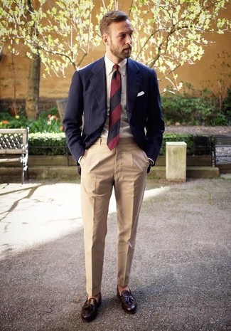 Rote und dunkelblaue vertikal gestreifte Krawatte kombinieren – 26 Sommer Herren Outfits: Tragen Sie ein dunkelblaues Sakko und eine rote und dunkelblaue vertikal gestreifte Krawatte für einen stilvollen, eleganten Look. Komplettieren Sie Ihr Outfit mit dunkelbraunen Leder Slippern mit Quasten. So einfach kann ein schönes Sommer-Outfit sein.